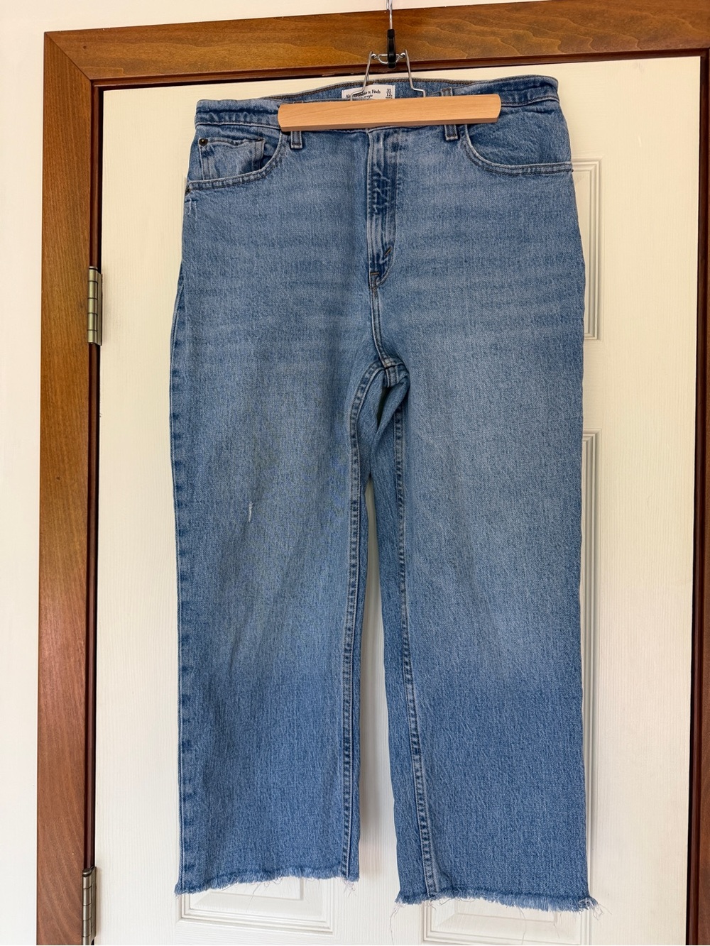 Abercrombie & Fitch 90s Straight Ultra High Rise in Medium Wash
